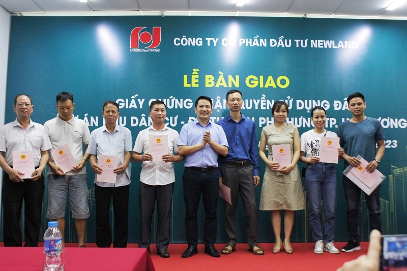 Công ty Cổ phần Đầu tư Newland - Chi nhánh Hải Dương tổ chức trao Giấy chứng nhận quyền sử dụng đất cho các hộ dân Khu dân cư, đô thị Tân Phú Hưng